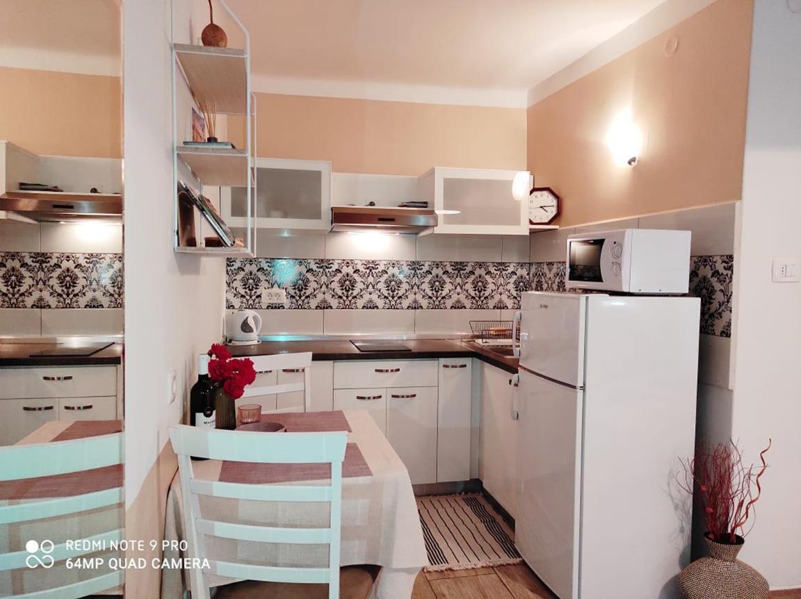 Nice Apartment In The City Center Ровин Екстериор снимка