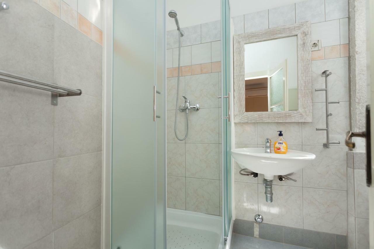Nice Apartment In The City Center Ровин Екстериор снимка
