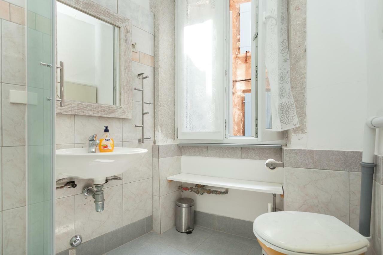 Nice Apartment In The City Center Ровин Екстериор снимка