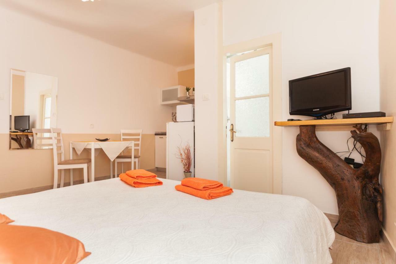 Nice Apartment In The City Center Ровин Екстериор снимка