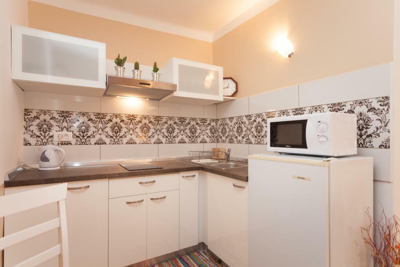 Nice Apartment In The City Center Ровин Екстериор снимка